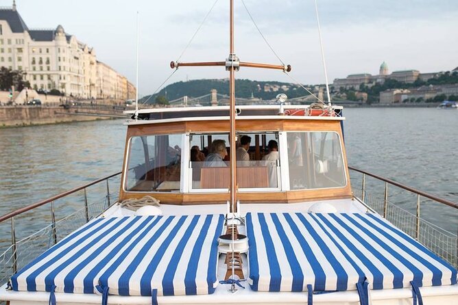 Private Yacht Tour in Budapest - Private Guide and Personalization