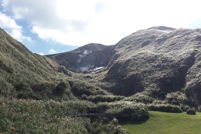 Private Yangmingshan Hiking Day Tour From Taipei - Scenic Hiking Trails and Views