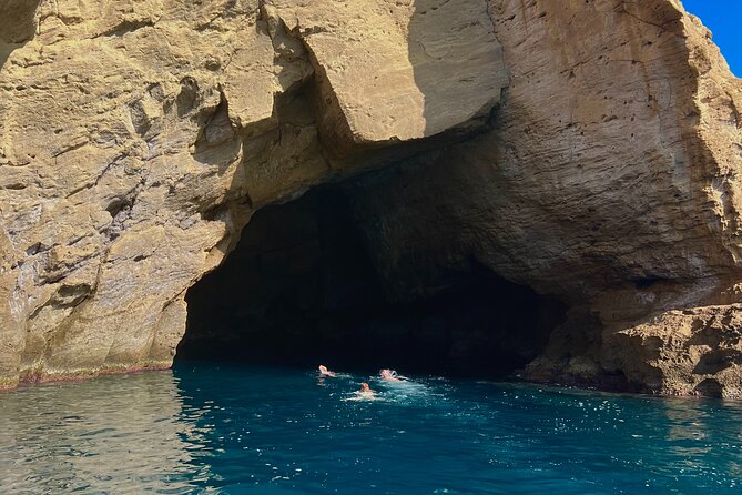 Procida Island Tour by Boat 2h 15M With Swimming and Underwater Photos - Traveler Capacity and Pricing