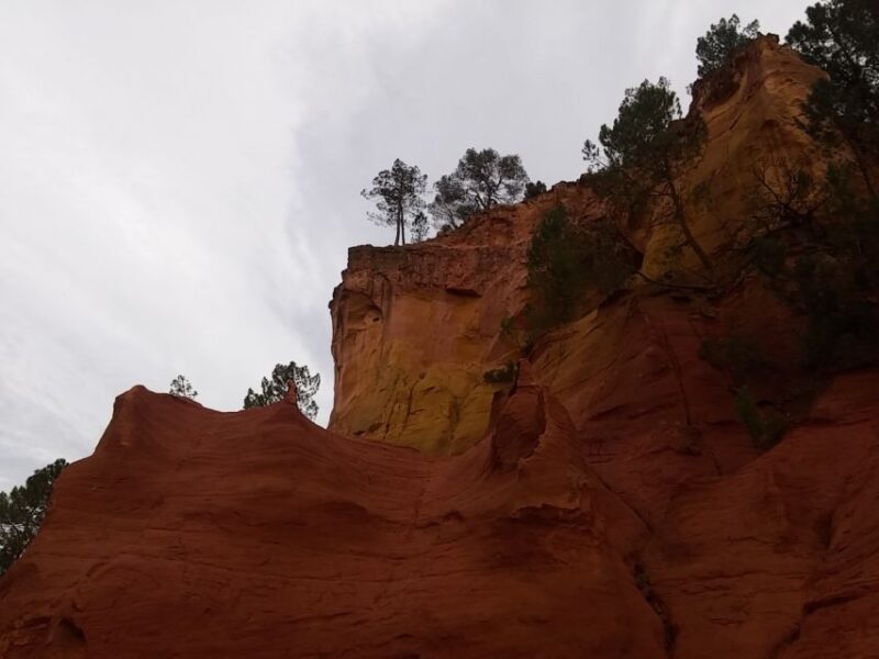 Provence: Guided Tour of the Hilltop Villages of Luberon - Unraveling the Ochre-Colored Town of Roussillon