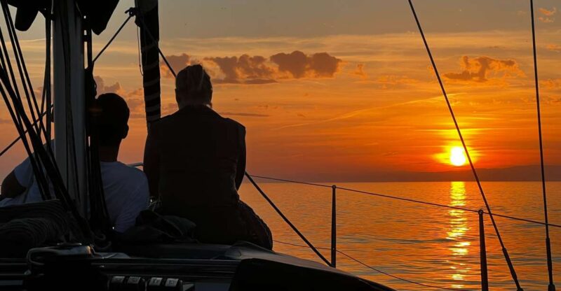 Puerto Banús: Sunset Sail in Marbella With Drinks & Snacks - Serene Sunset Cruise Experience