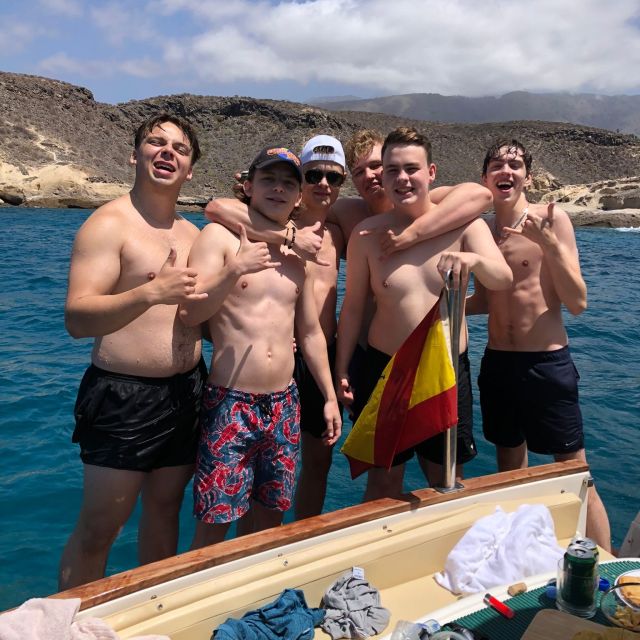 Puerto Colón: Coastal Boat Cruise With Swimming and Snacks - Duration and Group Size