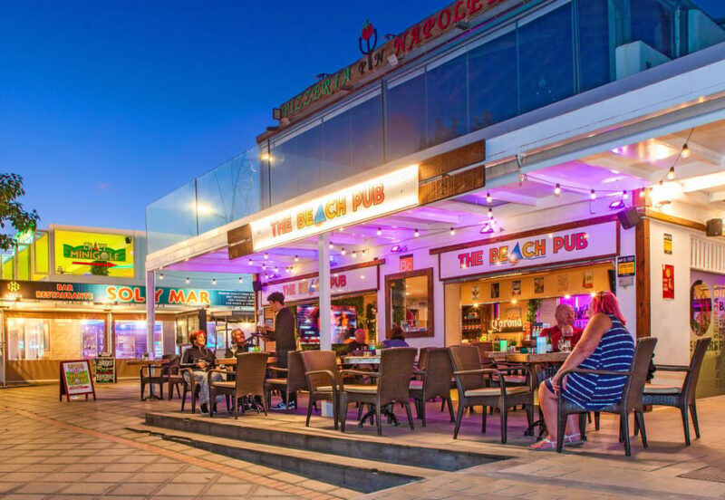 Puerto Del Carmen: Indoor 18 Hole Crazy Mini Golf Experience - Atmosphere and Ambiance