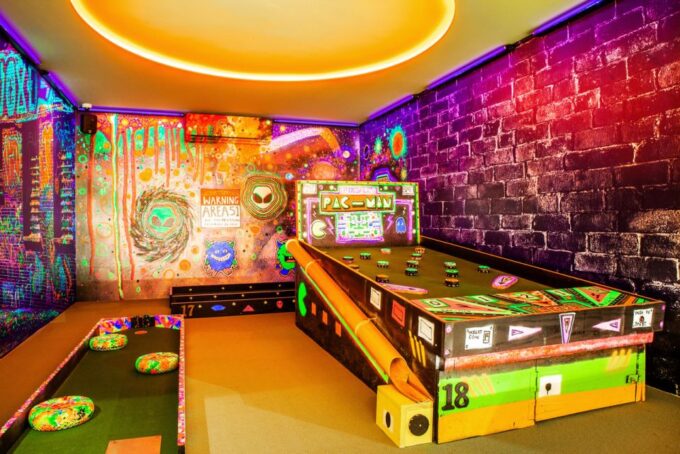 Puerto Del Carmen: Indoor 18 Hole Crazy Mini Golf Experience - Ideal for All Ages and Occasions