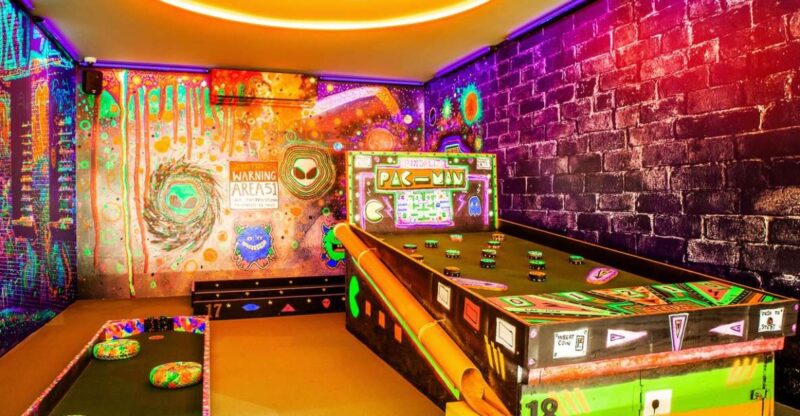Puerto Del Carmen: Indoor 18 Hole Crazy Mini Golf Experience - Course Features
