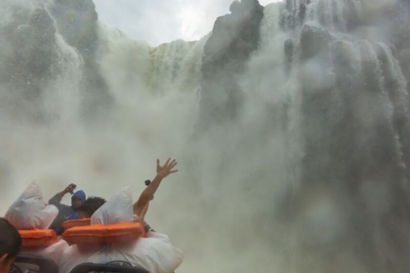 Puerto Iguazu: Iguazu Falls Boat Tour and Gran Aventura - Key Points