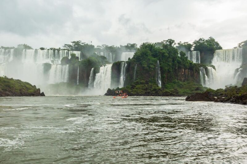 Puerto Iguazu: Iguazu Falls Boat Tour and Gran Aventura - Tour Highlights and Experience