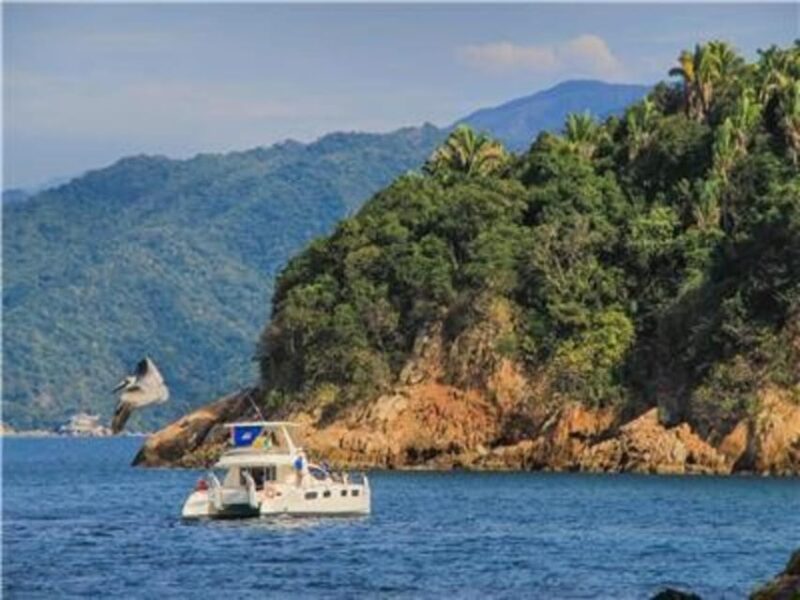Puerto Vallarta: Luxury Yacht & Snorkel Tour - Amenities and Services