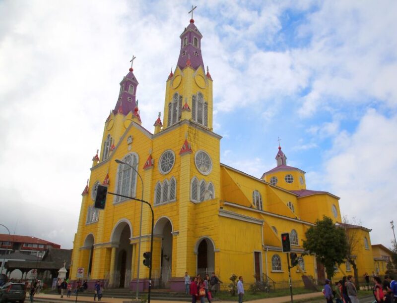 Puerto Varas: Full Day Chiloé Island Tour Castro and Dalcahue - Itinerary Highlights