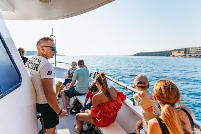 Pula: Exclusive Dolphin & Sunset Cruise With Dinner & Drinks - Language Options
