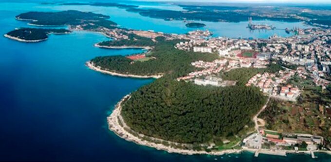 Pula: Harbor Cruise With Unlimited Drinks - Beverage Offerings