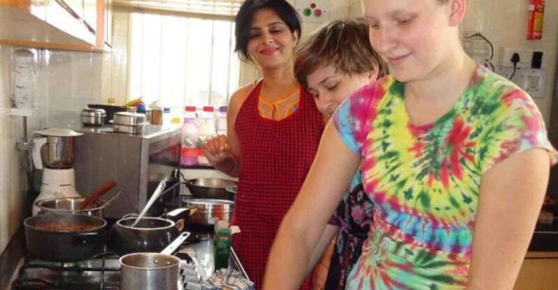 Pune: Traditional Cooking Classes & Dinner With Chef Family - Key Points