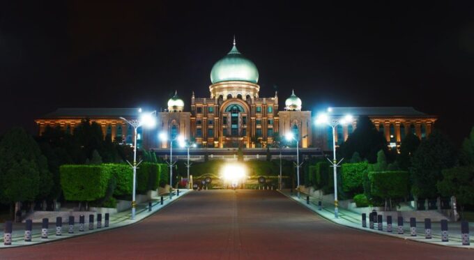 Putrajaya Visit and Lake Cruise: Tour From Kuala Lumpur - Explore the Prime Ministers Office