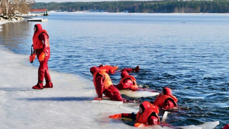 Puumala: Private Ice-Floating Experience at Lake Saimaa - Safety Briefing and Precautions