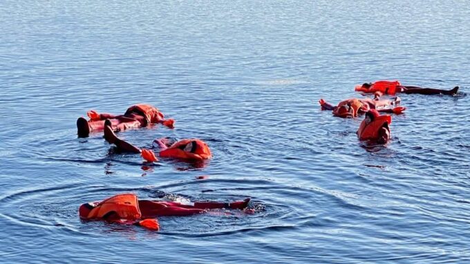 Puumala: Private Ice-Floating Experience at Lake Saimaa - Complimentary Hot Drink