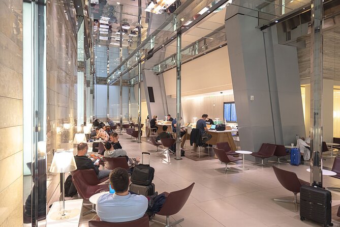 Qatar: Doha Hamad International Airport (DOH) Al Maha Lounge - Food and Beverage Options