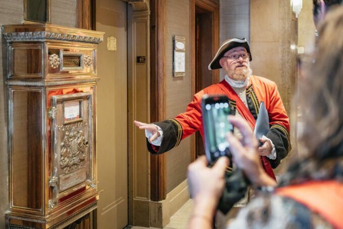 Quebec City: Guided Visit of Fairmont Le Château Frontenac - Guided Tour in Period Costume