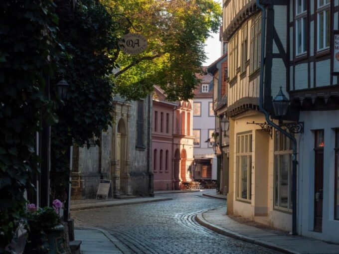 Quedlinburg: Guided City Highlights Walking Tour - Meeting Point Details