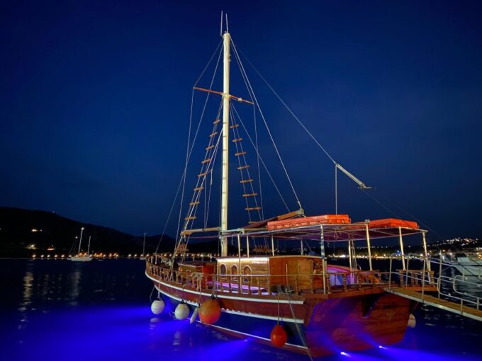 Queen Bee Sunset Cruise With Swim Stops and Dinner - Meeting Point and Details