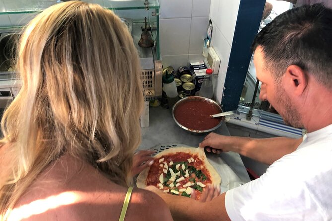 Quick Pizza Making Class in Pizzeria in Napoli Old Town - Class Capacity and Size