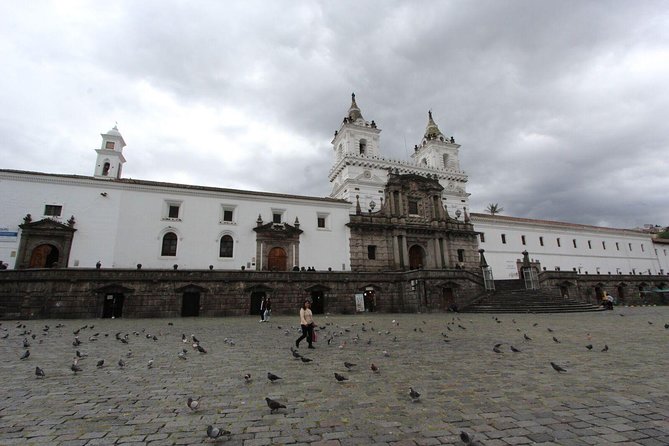Quito Old Town Private Walking Tour - Local Market - Fruits & Chocolate Tasting - Strolling Calle La Ronda