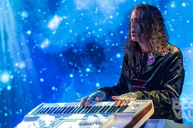 Raiding the Rock Vault at the Hard Rock Cafe in Las Vegas - Intimate Venue and Nostalgic Atmosphere