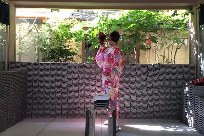 Refreshing in Asakusa! Tile-Breaking / Tile Smashing in Asakusa, Tokyo - Costume Rental and Attire