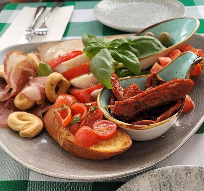 Regensburg: Special Wine & Food Tasting at Caffè Rinaldi - Accessibility and Languages