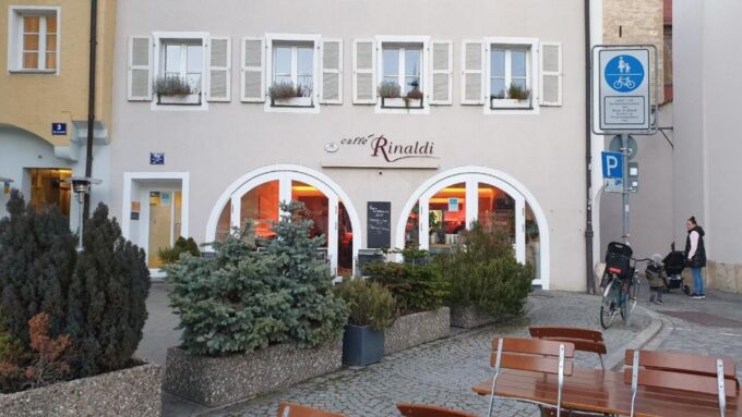 Regensburg: Walking Tour With Italian Wines and Food Tasting - Savor Italian Wine and Food