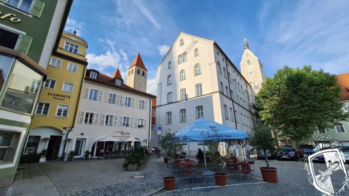 Regensburg: Walking Tour With Italian Wines and Food Tasting - Accessibility and Languages Offered