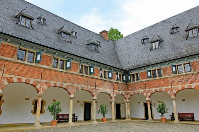 Reinbek Castle & Ahrensburg Palace Trip by Car From Hamburg - Important Considerations