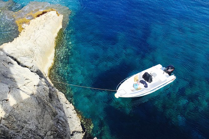 RENT a BOAT 5.5m - 30HP LICENSE FREE Chora Sfakion, SfakiaTranslated Text:Rent a 5.5m BOAT With a 30HP Engine, No LICENSE Required, in Chora Sfakion, Sfakia - Included Services and Amenities