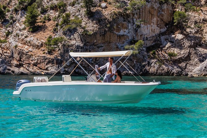 Rent Boat Invictus FX190 8 Seats With All Extras for 4-Hours - Included Amenities