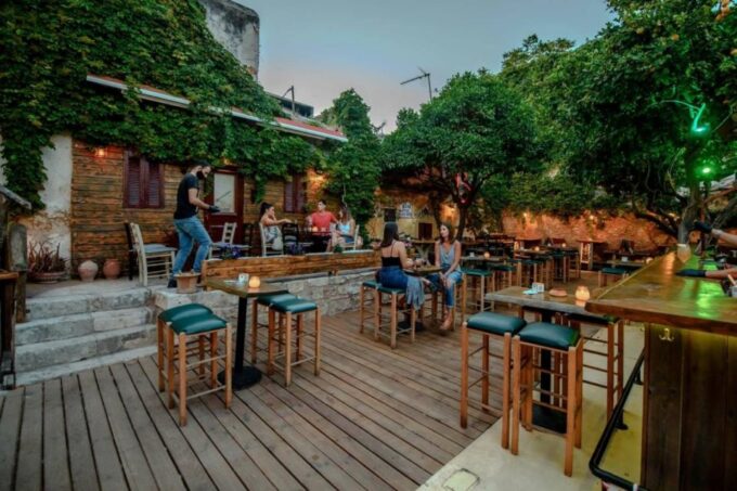 Rethymno: Old Town Walking Tour With Meal - Local Traditions and Customs
