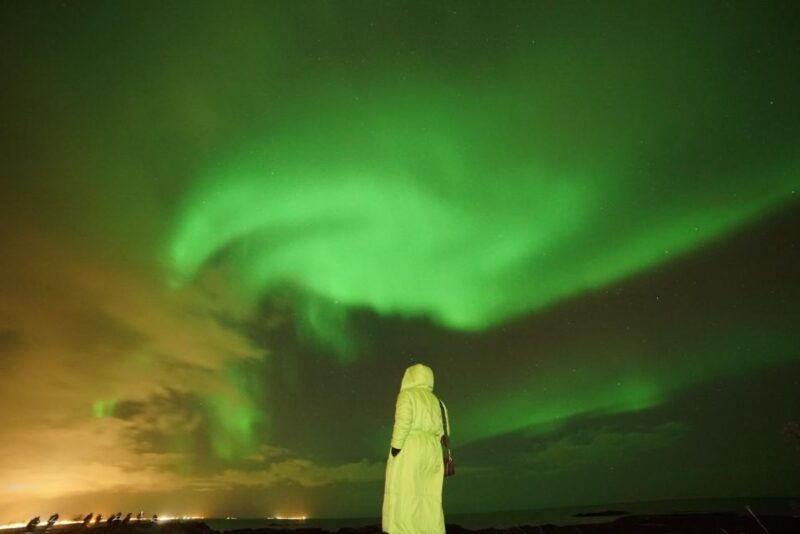 Reykjavik: Northern Lights Minibus Tour With Hot Chocolate - Booking and Cancellation Policy