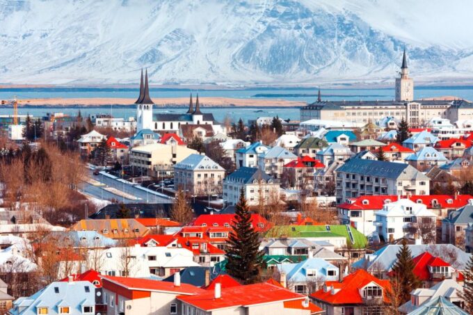 Reykjavik Romance: Love Affair Amidst Enchanting Landscapes - Hallargarðurinns Tranquil Ambiance