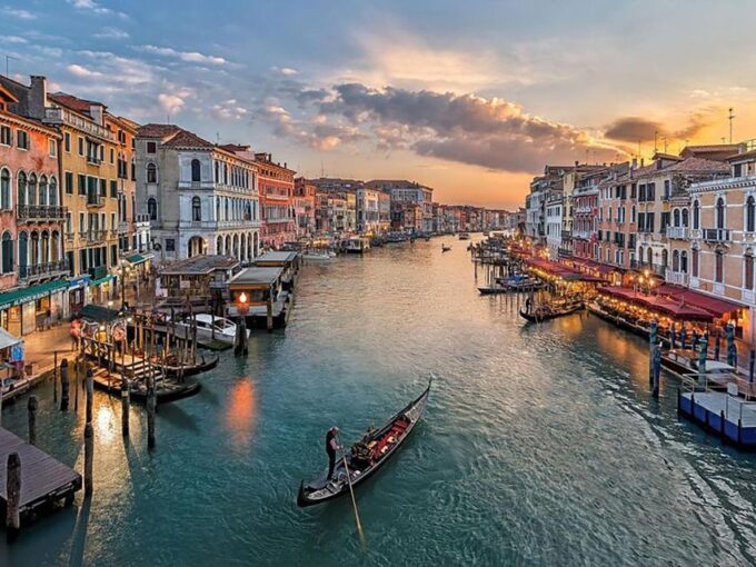 Rialto, Scala Del Bovolo Walking Tour & Gondola Ride - Weather Policy and Access Fee