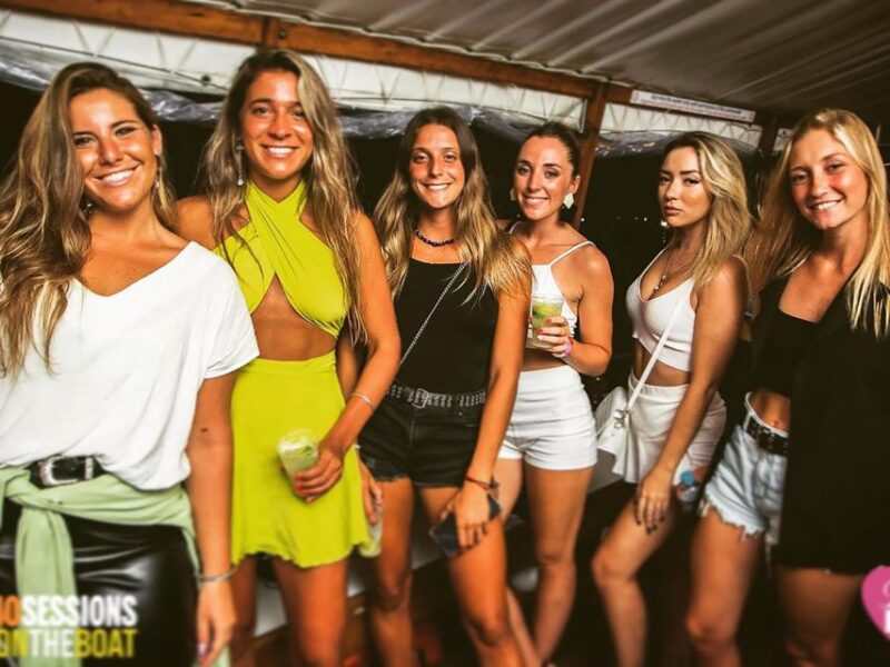 Rio Boat Party: Sailing on the Waves of Fun - Vibrant Lights and Energy