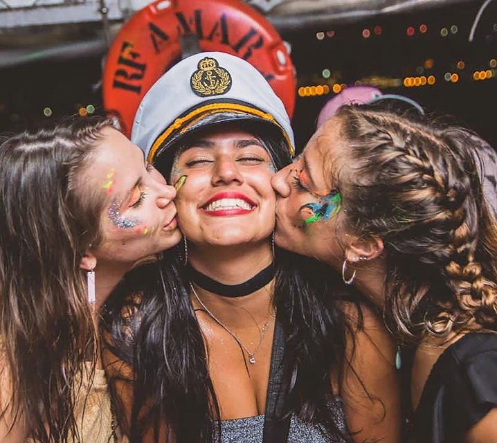 Rio Boat Party: Sailing on the Waves of Fun - Lively and Inclusive Crowd