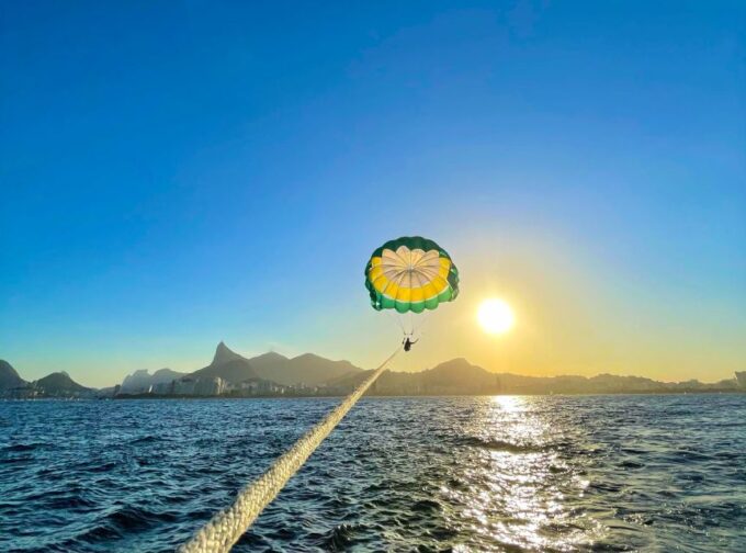 Rio De Janeiro: 2-Hour Boat Trip With Parasailing - Duration and Languages