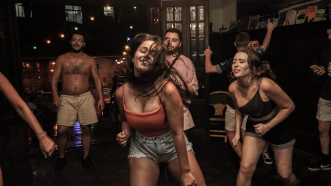 Rio Experience: Caipirinha Workshop (2 Caipirinhas) + Funk Class - Meeting Locals and Tourists