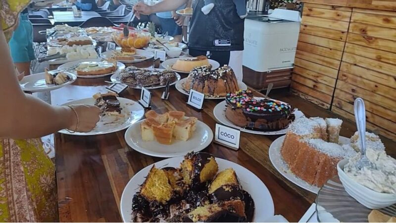 Rio: Floating Breakfast + Boat Trip in Guanabara Bay - Floating Breakfast Buffet Experience