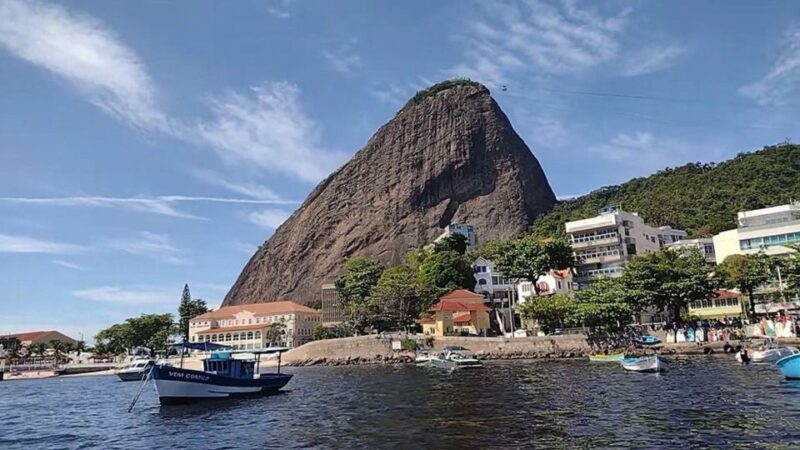 Rio: Floating Breakfast + Boat Trip in Guanabara Bay - Historic Fortresses Along the Way