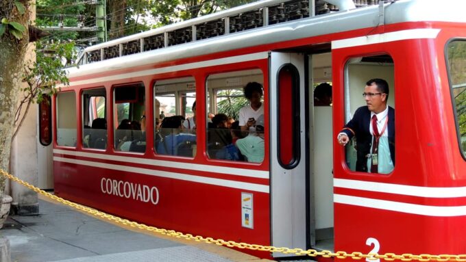 Rio in a Day: City Highlights Tour and Show Combo - Ginga Tropical Show