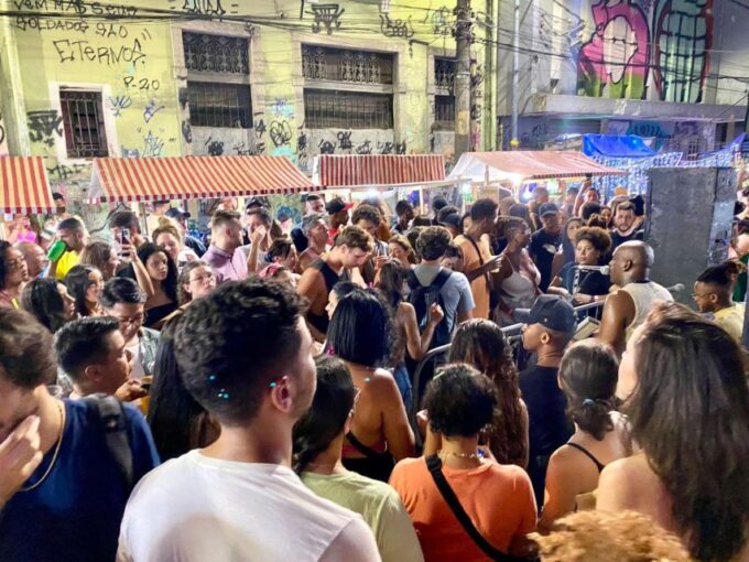 Rio: Pub Crawl in Pedra Do Sal With Live Samba Music and Caipirinhas - Group Size and Language Options