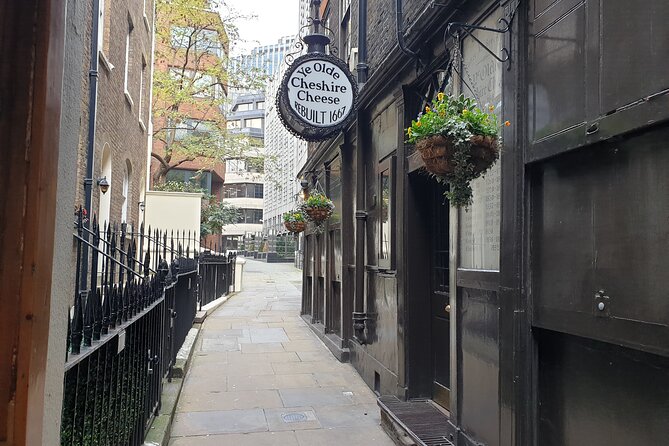 Roman Ruins to Blitz Bombings: A Walking Tour of Londons Fiery History - Surviving the Blitz: Londons Wartime Resilience
