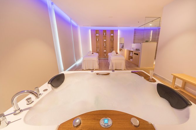 Romantic Couple Massage + SPA Entry and Private Jacuzzi With Cava - Changing Room and Lockers