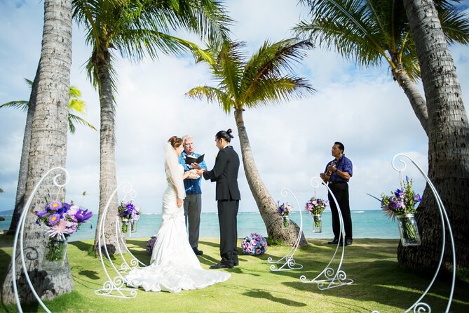 Romantic Oceanfront Beach Wedding in Honolulu - Photography and Souvenir
