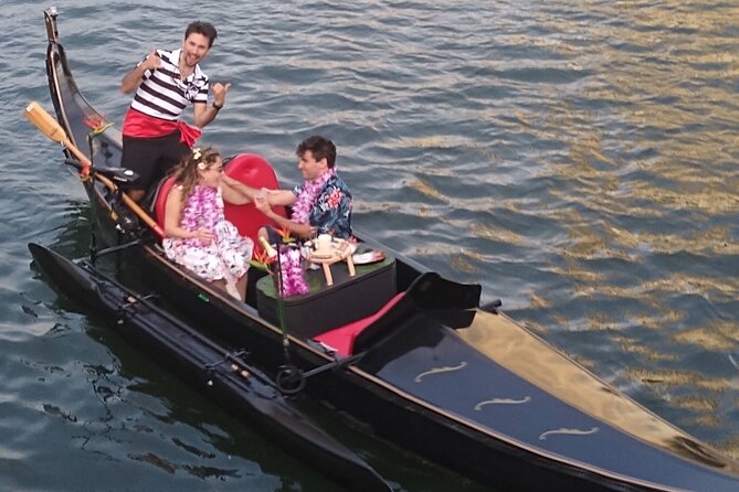 Romantic Waikiki Gondola Luxury Cruise & Hop on Hop off Bus - Additional Features
