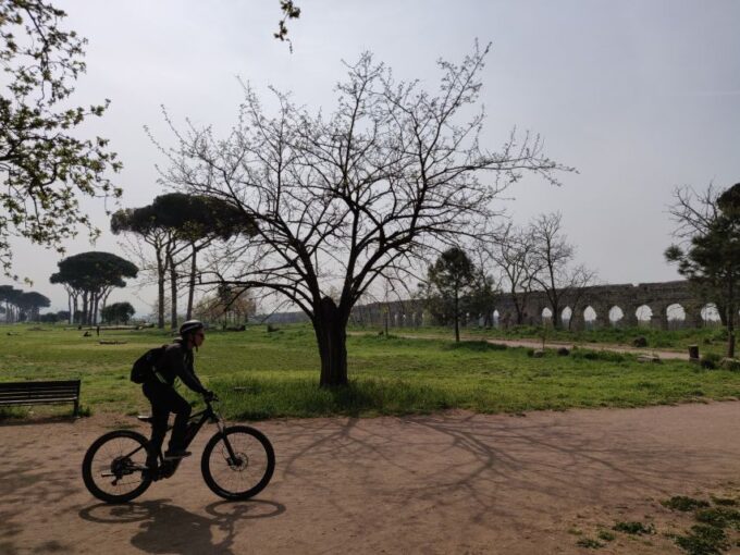 Rome: Appian Way Ebike Tour Aqueducts, Catacombs & Lunch Box - Enjoying Lunch or Aperitif